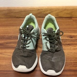Nike Roshe One (women’s 7)